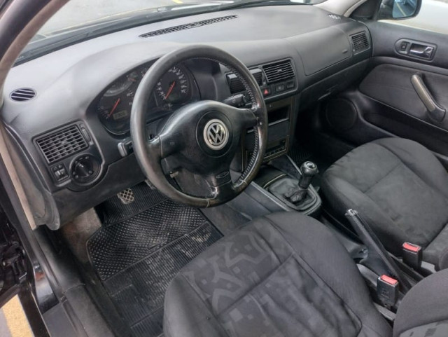 VOLKSWAGEN - 02  - GOLF 2.0